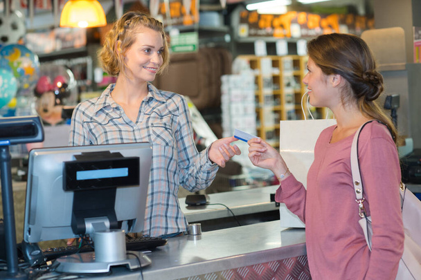 woman hand paying with credit card - Фото, зображення