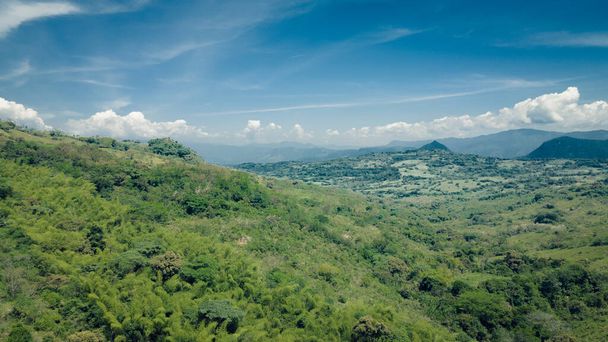 Paysage naturel et panoramique avec montagnes et ciel bleu Tamesis, Antioquia, Colombie. - Photo, image