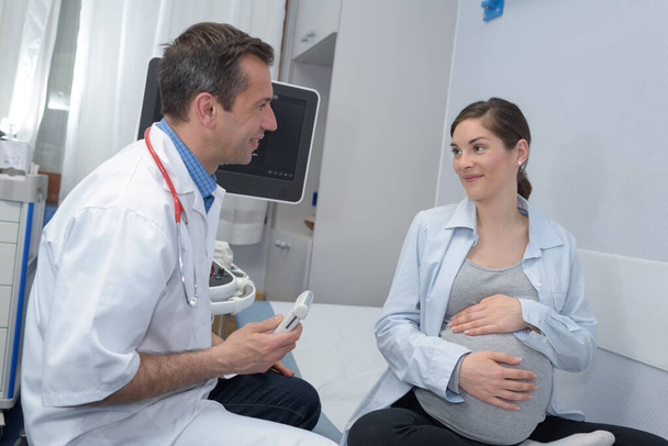 Terhes nő, orvos, kórház - Fotó, kép