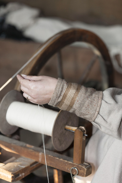 Artigiano che gira la lana
 - Foto, immagini
