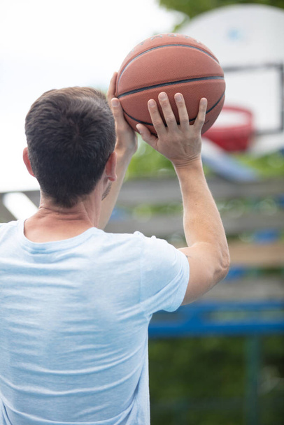 portrait of a basketball player taking a jump shot - Foto, Bild