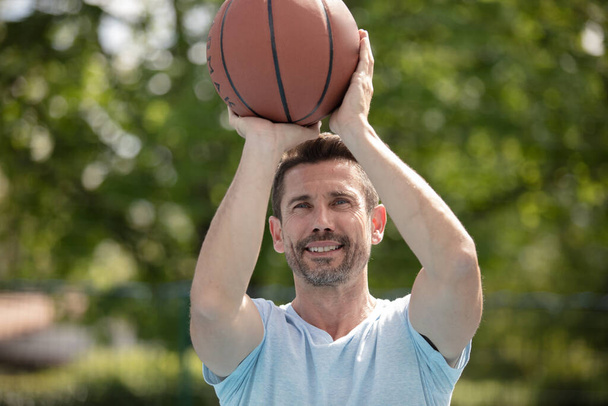 a man playing basketball outdoors - Fotoğraf, Görsel