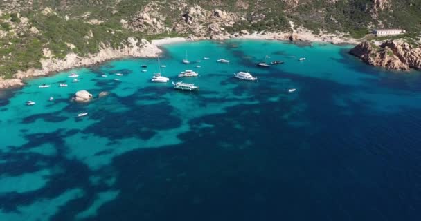ラ・マダレーナ諸島,サルデーニャ,イタリアのターコイズウォーターで浴びた白い砂浜,カラ・コルサラ島の空中ビュー. - 映像、動画