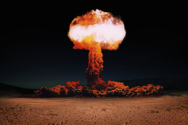 Schreckliche Explosion einer Atombombe mit einem Pilz in der Wüste. Wasserstoffbomben-Test. Der 3. Weltkrieg. Nukleare Katastrophe  - Foto, Bild