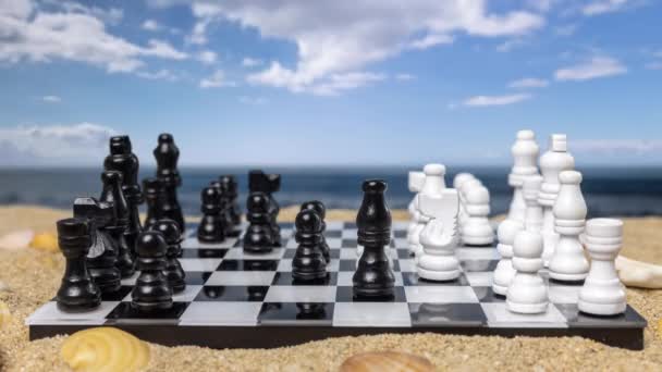 Ένα παιχνίδι σκάκι που παίζεται σε μια παραλία - Πλάνα, βίντεο