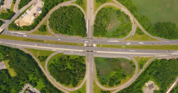 Vue aérienne de l'échangeur à l'Interstate Highway 495 à la sortie 78 avec US Route 2 dans la ville de Littleton, Massachusetts MA, USA.  - Séquence, vidéo