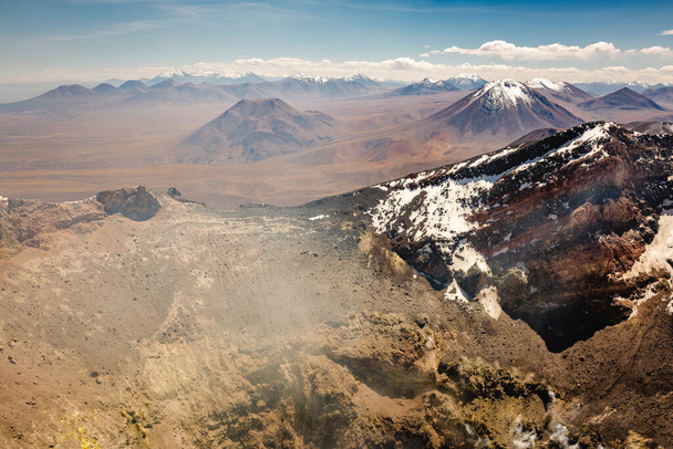 Atacama sivatag, vulkán és száraz táj Észak-Chilében, határ Bolíviával, Dél-Amerika - Fotó, kép