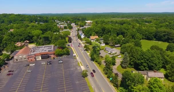 Luchtfoto van Middleton centrum van de stad op Main Street in de zomer in Middleton, Massachusetts MA, Verenigde Staten.  - Video