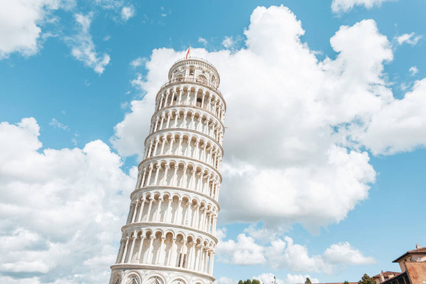 Increíble hermosa torre inclinada blanca contra el cielo azul nublado en Pisa. Viajes y vacaciones en Italia  - Foto, Imagen