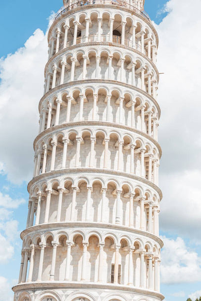 Pissatorni sinisellä pilvisellä taivaalla ilman ihmisiä. Matkusta Italiaan, Pisa. Arkkitehtuuri, pylväs ja torni - Valokuva, kuva