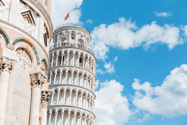 Antiikin romaaninen katedraali ja torni arkkitehtuuri Pisa, Italia - Valokuva, kuva