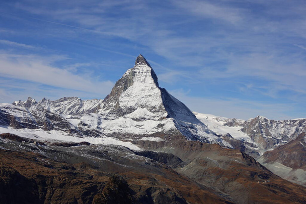 A Matterhorn 4,478 méteres magasságával az Alpok 12. csúcsa. Az olasz-svájci határon helyezkedik el, Valais kanton és az Aosta-völgy között. - Fotó, kép