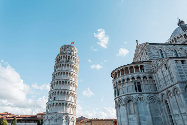 Kaunis hämmästyttävä katedraali rakennuksia romaaninen arkkitehtuuri julkisivut Euroopan kaupungin Pisa, Italia - Valokuva, kuva