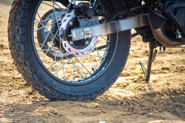 レースのスタートラインでダートバイクのロードホイールをリブで切り泥を投げながらバイクや保護具を紹介する人気ホビーでは - 写真・画像