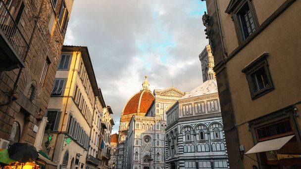 Krásné staré historické město Florencie v Itálii se svými historickými budovami a ulicemi při západu slunce. Úžasný Cattedrale di Santa Maria del Fiore. Výhled na ulici. Dovolená a cestování v Itálii  - Fotografie, Obrázek