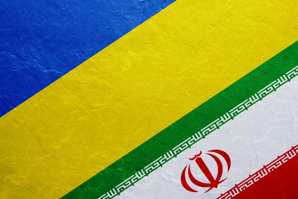 Beton duvarda Ukrayna ve İran bayrağı. Ukrayna ve İran 'ın ulusal sembolleri. İran 'a karşı Ukrayna. - Fotoğraf, Görsel
