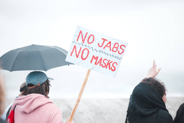 Nacido para respirar. Ciudad del Cabo, Sudáfrica - 2 de octubre de 2021 Manifestantes irreconocibles sosteniendo pancartas y protestando contra la vacuna Covid 19 - Foto, imagen