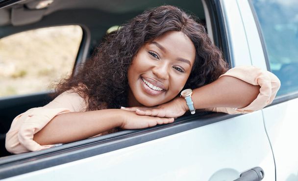 Kirándulás, fekete nő utazási és autó ablak pihenés, szabadság és nyári vakáció, szabadtéri kaland vagy szünet. Portré boldog fiatal afrikai lány vezetés SUV utazás, szállítás és egyéni nyaralás. - Fotó, kép