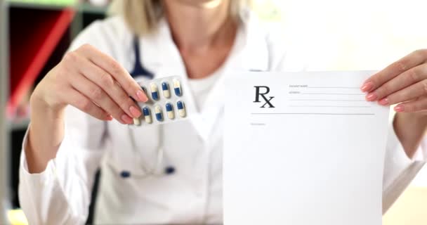 Lekarz trzyma receptę na leki i pigułki. Koncepcja leków na receptę i antybiotyków - Materiał filmowy, wideo