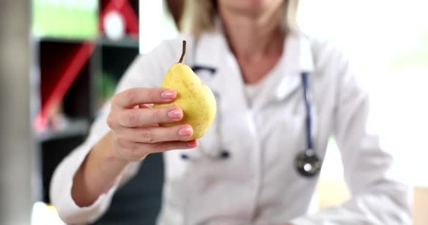 Ο γιατρός κρατάει φρέσκο ζουμερό αχλάδι στην κλινική. Αχλάδι χρήσιμες ιδιότητες σύνθεση και αντενδείξεις - Πλάνα, βίντεο