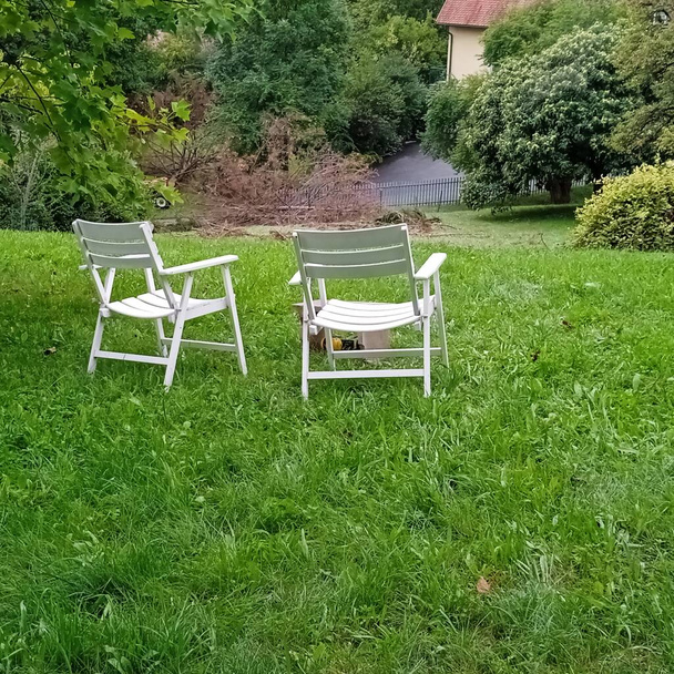 krzesła lub fotele do siedzenia i relaksu w ogrodzie - Zdjęcie, obraz