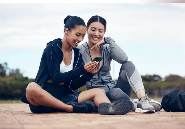 Lazítson, telefon és fitness barátok a közösségi média app a hideg szünetet együtt edzés után. Boldog lány barátság internetes hírek, vicces mém post és internetes szórakoztató edzés pihenés szabadtéri. - Fotó, kép