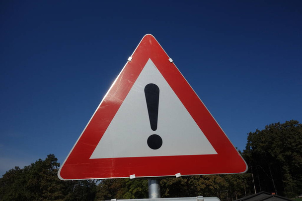 Pozor dopravní nebo silniční značka, červený trojúhelník jako varování - Fotografie, Obrázek