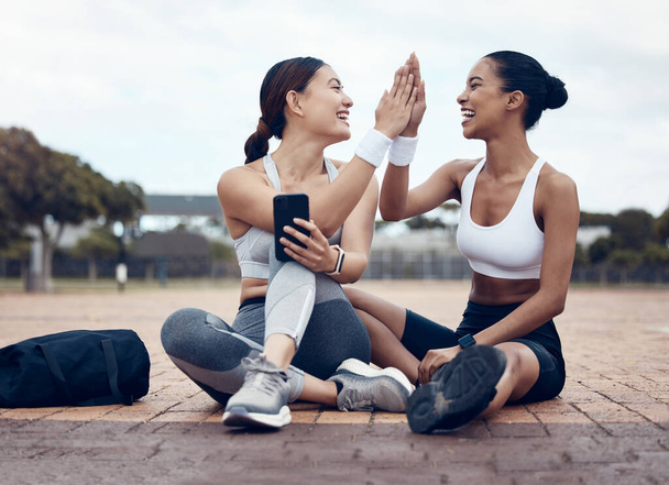 High five, succes en fitness vrienden met doelen, motivatie en het winnen van mindset in de viering van doelen. Sport, teamwork en vrolijke vrouwen vieren hardlopen, sporten en cardio vooruitgang. - Foto, afbeelding