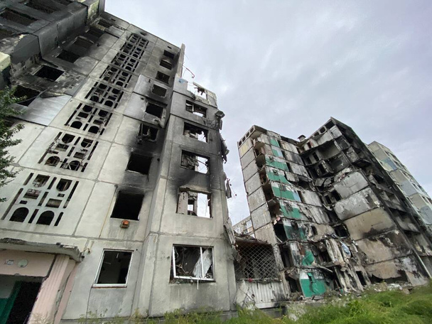 Zničené a poškozené obytné budovy v Borodyance po ruské invazi na Ukrajinu po srtrikes - Fotografie, Obrázek