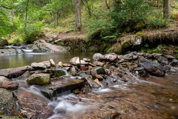 Hosszú expozíció a Horner folyó folyik át egy gát Horner erdőben Somerset - Fotó, kép