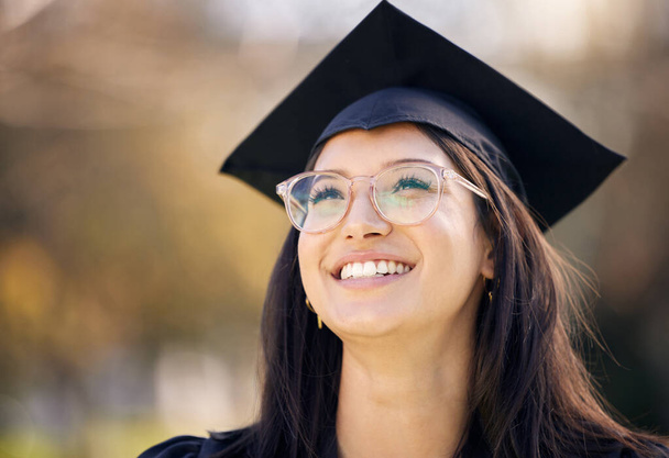 My future can be anything I want it to be. a happy young woman celebrating graduation day - Foto, imagen