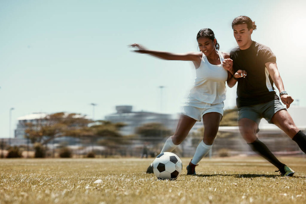 Urheilu, ystävät ja jalkapallo miehen ja naisen kanssa pelaa jalkapallokenttä, kilpailukykyinen koulutus urheilu tavoite. Fitness, pari ja energia rotujenvälinen kaveri ja nainen hauskaa ulkona jalkapallo. - Valokuva, kuva