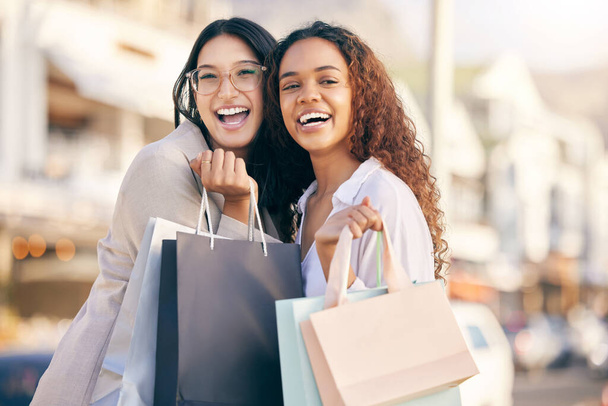 Bazen tam alışveriş havasına giriyorsun. Şehirde alışveriş yaparken yan yana duran iki çekici genç kadının portresi. - Fotoğraf, Görsel