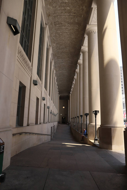 Старое отреставрированное здание - массивные колонны и длинный коридор. Древняя архитектура.  - Фото, изображение
