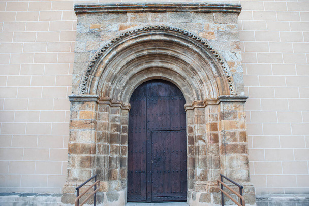 Iglesia de Santa Maria de Almocovar, Alcántara, Cáceres, Extremadura, España. Puerta romántica lateral - Foto, Imagen