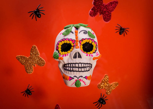 Dia De Los Muertos oder Tag der Totenfeier Hintergrund. Totenkopf mit Ringelblume dekoriert. Traditionelles mexikanisches Fest. - Foto, Bild
