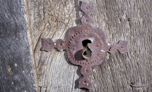 古い荒廃した木製ドアとさびた鉄錠 - 写真・画像
