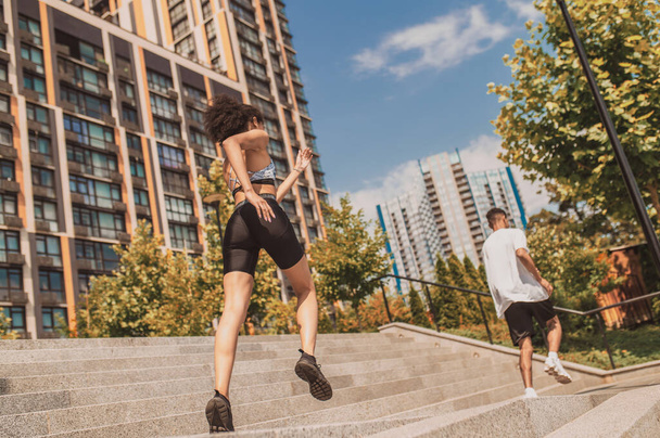 Laufen. Zwei junge Sportler laufen und wirken energiegeladen - Foto, Bild