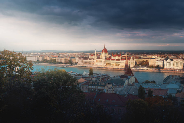 日没時にハンガリー議会とドナウ川の空の景色を望むペストスカイライン-ブダペスト,ハンガリー - 写真・画像