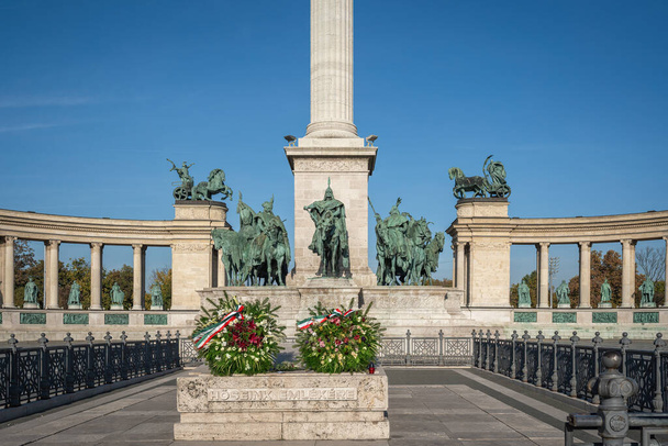 Мемориальный камень Кенотаф и семь вождей венгерских скульптур у памятника тысячелетию на площади Героев - Будапешт, Венгрия - Фото, изображение