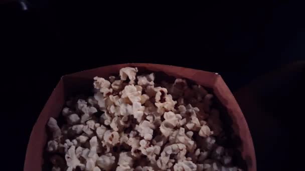 Mozi és szórakozás, popcorn doboz a moziban TV show streaming szolgáltatás és a filmipar termelés. Kiváló minőségű 4k felvételek - Felvétel, videó