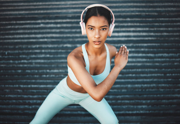 Fitness-Porträt einer schwarzen Frau mit Musik-Kopfhörern für Bewegung, Sporttraining oder Körpertraining Motivation. Cardio-Laufen, Wellness-Gesundheit oder Läufermädchen hören Radiosong oder Audio-Podcast. - Foto, Bild