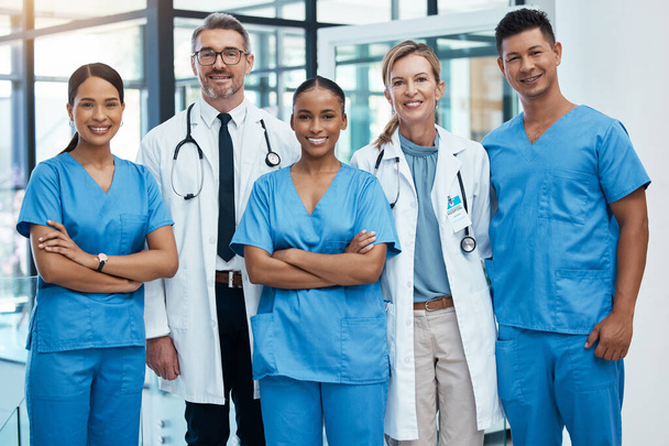 Glückliche Ärzte und Krankenschwestern lächeln in einem Krankenhaus mit Unterstützung, Teamarbeit und Zusammenarbeit mit Vielfalt. Team aus erfahrenen Medizinern lächelt bei der gemeinsamen Arbeit in einer Klinik in der Gesundheitsbranche. - Foto, Bild