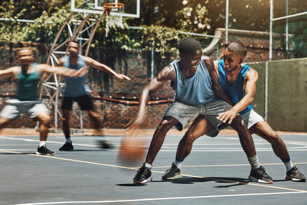 Trénink, basketbal a přátelé na basketbalovém hřišti, baví v soutěžní hře a směje se, hloupé a veselé. Energie, sport a basketbalisté soutěžit o míč v bonding cvičení. - Fotografie, Obrázek