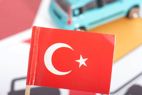 トルコの国旗、道路標識、車 - 写真・画像