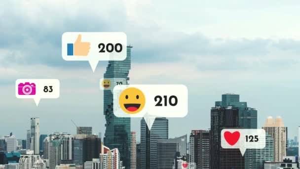 Μέσα κοινωνικής δικτύωσης εικονίδια πετούν πάνω από την πόλη στο κέντρο της πόλης, δείχνοντας στους ανθρώπους σύνδεση αμοιβαιότητας μέσω κοινωνικής πλατφόρμας εφαρμογής δικτύου. Έννοια για online κοινότητα και τη στρατηγική μάρκετινγκ κοινωνικών μέσων μαζικής ενημέρωσης . - Πλάνα, βίντεο