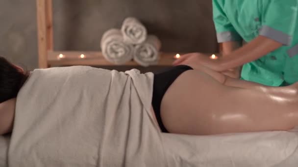 Anti cellulitis massage voor jonge vrouw in schoonheidssalon. Massagetherapeut doet anti-cellulitis medische massage, close-up - Video