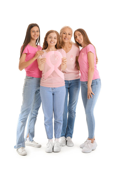 Belle donne con nastri di consapevolezza rosa su sfondo bianco. Concetto di cancro al seno - Foto, immagini