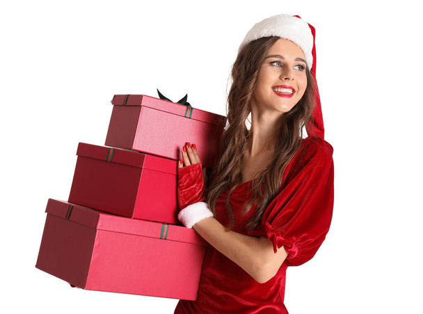 Schöne Frau mit Weihnachtsmütze mit Weihnachtsgeschenken auf weißem Hintergrund - Foto, Bild