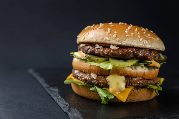 tasty hamburger in fast food - Foto, Imagem